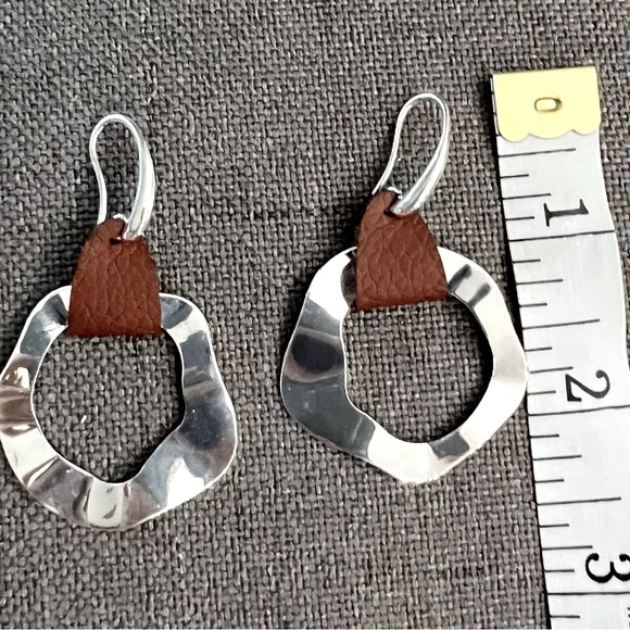 Silver and leather earrings - Picture 2 of 2
